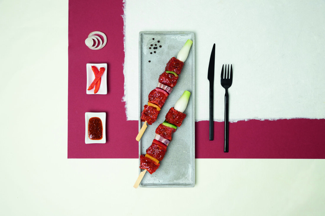 Rinderschaschlik Texas. Auf geht’s nach draußen! Mit dem Frühling startet die Outdoor-Saison. Und die lässt sich besonders gut mit schmackhaft mariniertem Grillgut vom Rost genießen.