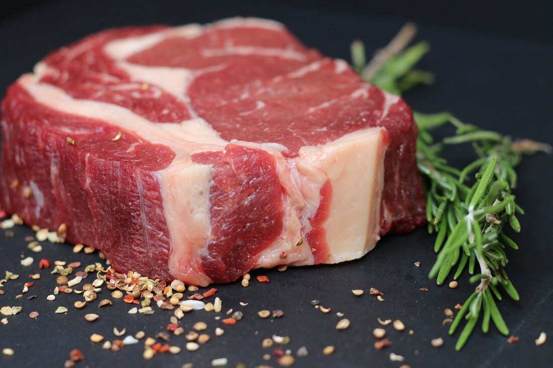 Die Einschätzung des Handelsverbandes (Fleisch & Co hat berichtet), dass nur mit Importen die Versorgung des Marktes mit Fleisch zu sichern sei und dass es zu Beschaffungsengpässen komme, entbehrt für die Landwirtschaftskammer OÖ jeder sachlichen Grundlage. Gerade bei Schweinefleisch quillt der Markt förmlich über, weil EU-weit Schweinefleisch in Hülle und Fülle zu Tiefstpreisen angeboten wird. Hier sind daher auch Preisanhebungen in Richtung Konsumenten nicht zu rechtfertigen. Die Bauern erlösen derzeit für ein Schwein um ca. 25 Prozent weniger als noch Mitte 2020. Bei Rindfleisch haben die Preise zuletzt erfreulicherweise etwas angezogen und sind beim Schlachtstier um ca. neun Prozent höher …