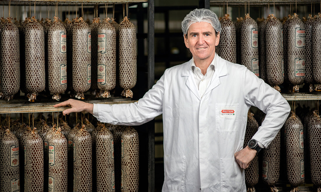 Seit 1947 ist der Betrieb ein wichtiger und stabiler Arbeitgeber in der Region, sein Erfolg beruht auf einem Qualitätsanspruch ohne Kompromisse, auf handwerklichem Können und über Jahrzehnte weitergegebenem Wissen.Rudolf Messner hat das Unternehmen nun mit dem Anspruch übernommen, die gepflegte Tradition als Spezialist für die Herstellung von Fleischwurst und Rohwürsten in allerhöchster Qualität ständig zu perfektionieren und ebenso erfolgreich in die Zukunft zu führen. „Wir können mit einigem Recht behaupten, die Spezialisten für die Herstellung von Fleisch- und Rohwürsten mit 1-A-Qualität zu sein. Sieben Jahrzehnte überlieferte Erfahrung und Wissen bieten die besten Voraussetzungen, uns von einem sehr hohen Level aus &hellip;