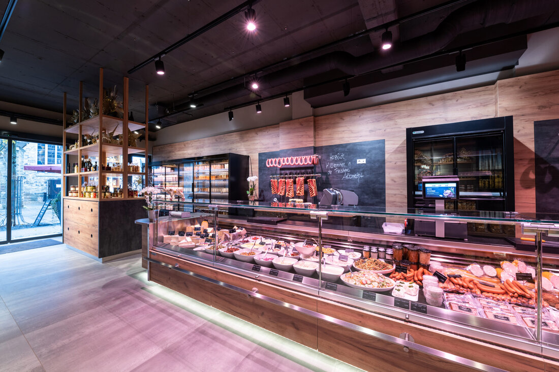 Die deutsche Ladenbau-Manufaktur Hanke hat das neue Geschäftslokal der Traditionsfleischerei Albrecht geplant und umgesetzt.