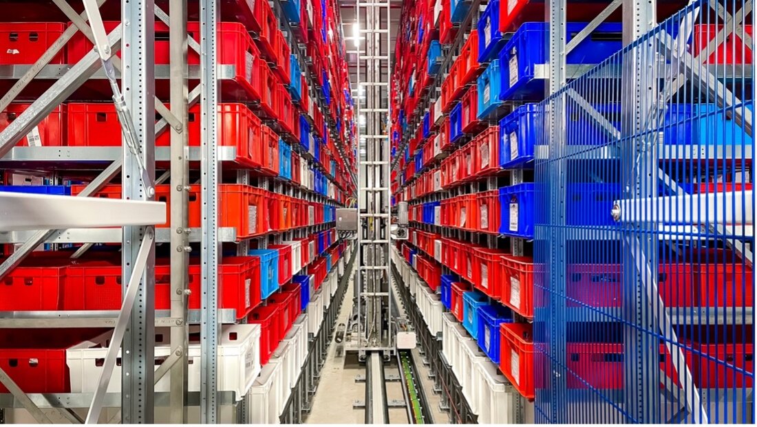 In der heutigen Fleischverarbeitungsindustrie spielt die digitale Logistiksteuerung eine entscheidende Rolle. Unternehmen stehen vor der Herausforderung, Arbeitsabläufe zu digitalisieren und die Produktionslogistik flexibel zu gestalten, um den wachsenden Anforderungen des Handels und der Lebensmittelproduktion gerecht zu werden. Intelligente und maßgeschneiderte IT-Lösungen sind hierbei der Schlüssel zur Optimierung der gesamten Produktionskette. „Bei SLA gibt es keine IT von der Stange. Wir entwickeln Lösungen für komplexe Problemstellungen, die exakt auf die jeweiligen Anforderungen des Kunden abgestimmt sind“, betont Jörg Brezl, Geschäftsführer von SLA. Ein Beispiel dafür ist die Zusammenarbeit mit Tönnies, einem der führenden Fleischverarbeitungsunternehmen Europas. Für Tönnies implementierte SLA ein kundenspezifisches …