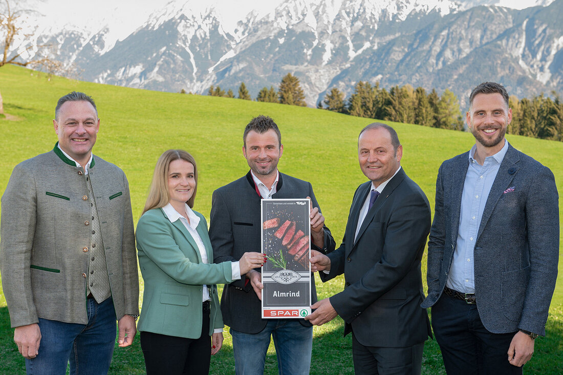 Das hochwertige Rindfleisch stammt ausschließlich von Tiroler Landwirtschaftsbetrieben und wird im TANN-Frischfleisch-Produktionsbetrieb in Wörgl verarbeitet sowie veredelt. Die „Tiroler Almrind“-Erfolgsgeschichte ist eines von zig Beispielen für das klare „Ja“ von SPAR zu lokalen Lebensmitteln. Menge für heimisches Spitzenprodukt seit 2018 bei SPAR verzehnfacht Fleisch aus der Region genießt bei SPAR oberste Priorität, denn mit heimischen Erzeugnissen gehen Frische, Tierwohl, kurze Transportwege und geprüfte Qualität einher. Die Wertschöpfung bleibt im eigenen Land. Das „Tiroler Almrind“ ist ein Paradebeispiel für gelebte Regionalität: Die in Tirol geborenen und geschlachteten Kalbinnen und Ochsen dürfen maximal 30 Monate alt sein und müssen mindestens einen Sommer &hellip;