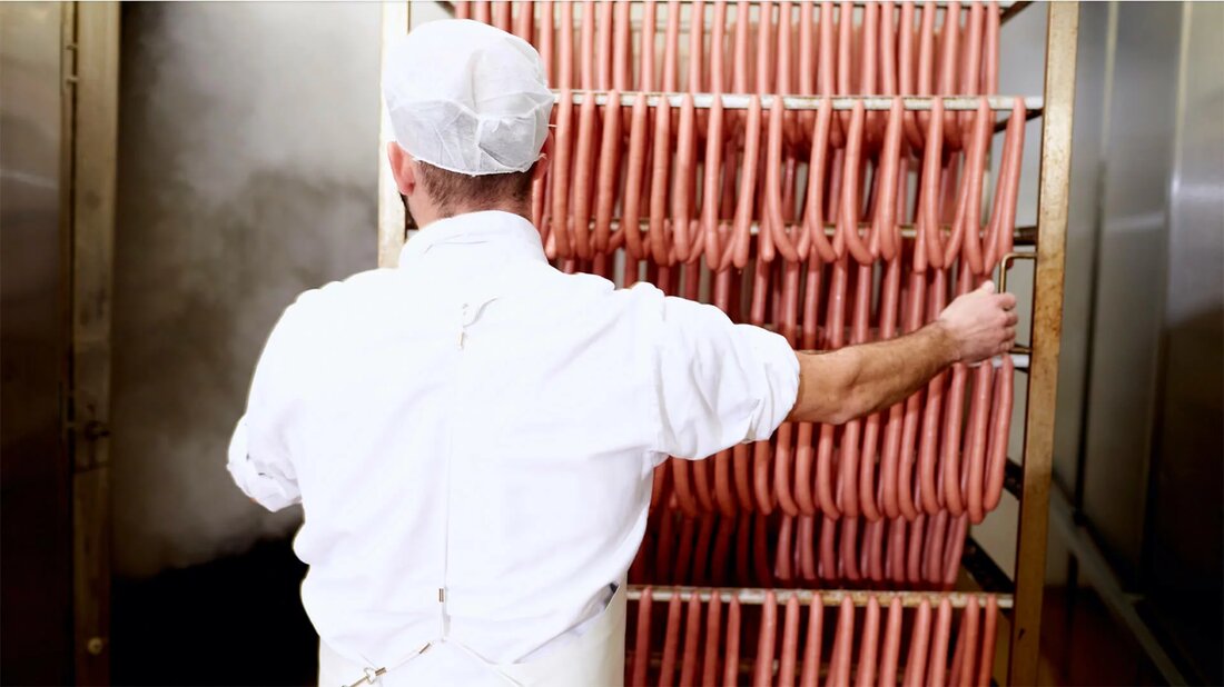 Wenn der Vorhang für den jährlichen Wiener Opernball hochgeht, strömen nicht nur die Schönen und Reichen in die Staatsoper, sondern es wird auch eine kulinarische Tradition hochgehalten, die so untrennbar mit diesem Ereignis verbunden ist wie die Walzermelodien selbst: die Sacher Würstel. Die Opernballgäste, gekleidet in ihren feinsten Roben und Smoking, werden sich zwischen den Tänzen und Champagner nicht nur an der Musik und der Gesellschaft erfreuen, sondern auch an diesem besonderen Wiener Snack, der in den Pausen serviert wird. Die Sacher Würstel, hergestellt von der Fleischerei Windisch in Wiener Neustadt, sind seit über 30 Jahren ein fester Bestandteil des &hellip;