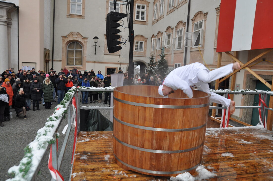 Beim Salzburger Metzgerjahrtag feierten 13 Junggesellen ihren Lehrabschluss mit dem traditionellen Sprung ins Wasser vor mehr als 2.000 Besuchern.