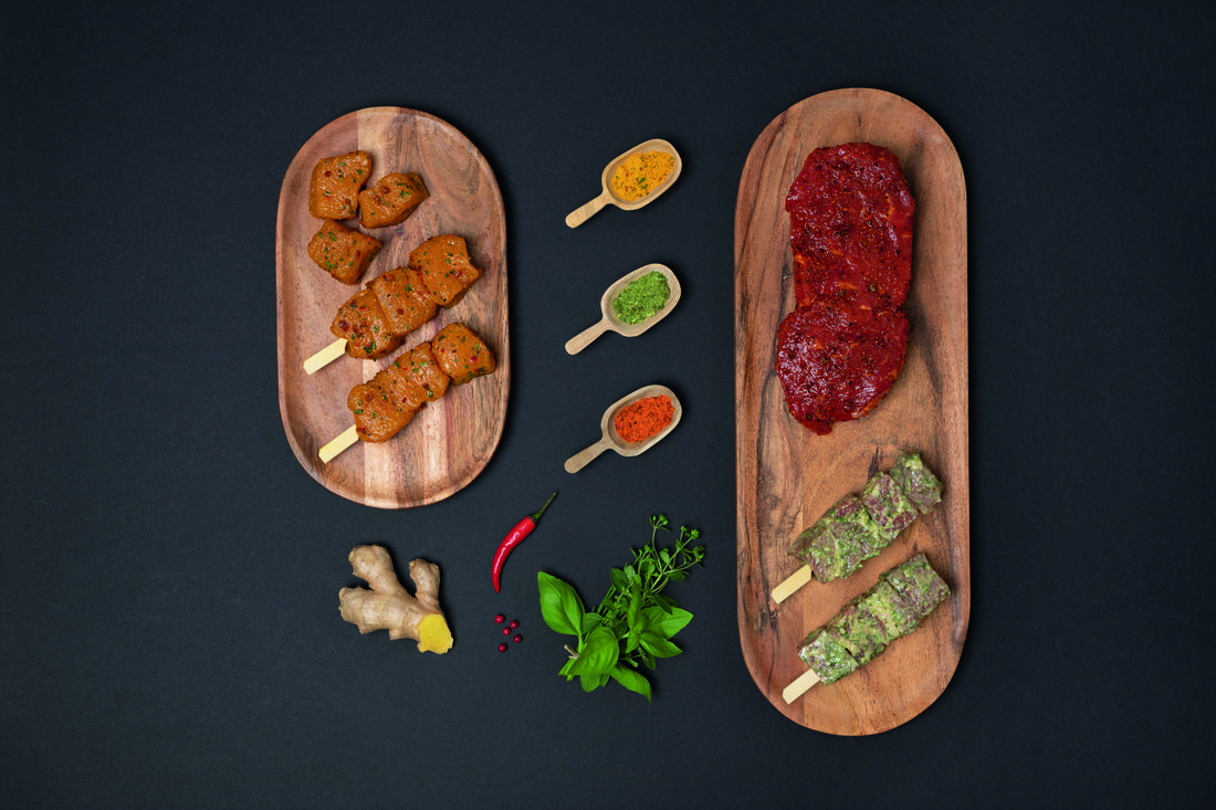 Rechtzeitig zur Grillsaison 2023 bekommt das beliebte Trockenmarinaden-Sortiment Grillfix zwei neue Geschmacksrichtungen. Mit Grillfix Hot Chili BBQ und Grillfix Orient wird das Grill-Angebot in der Heißen Theke noch aromatischer.