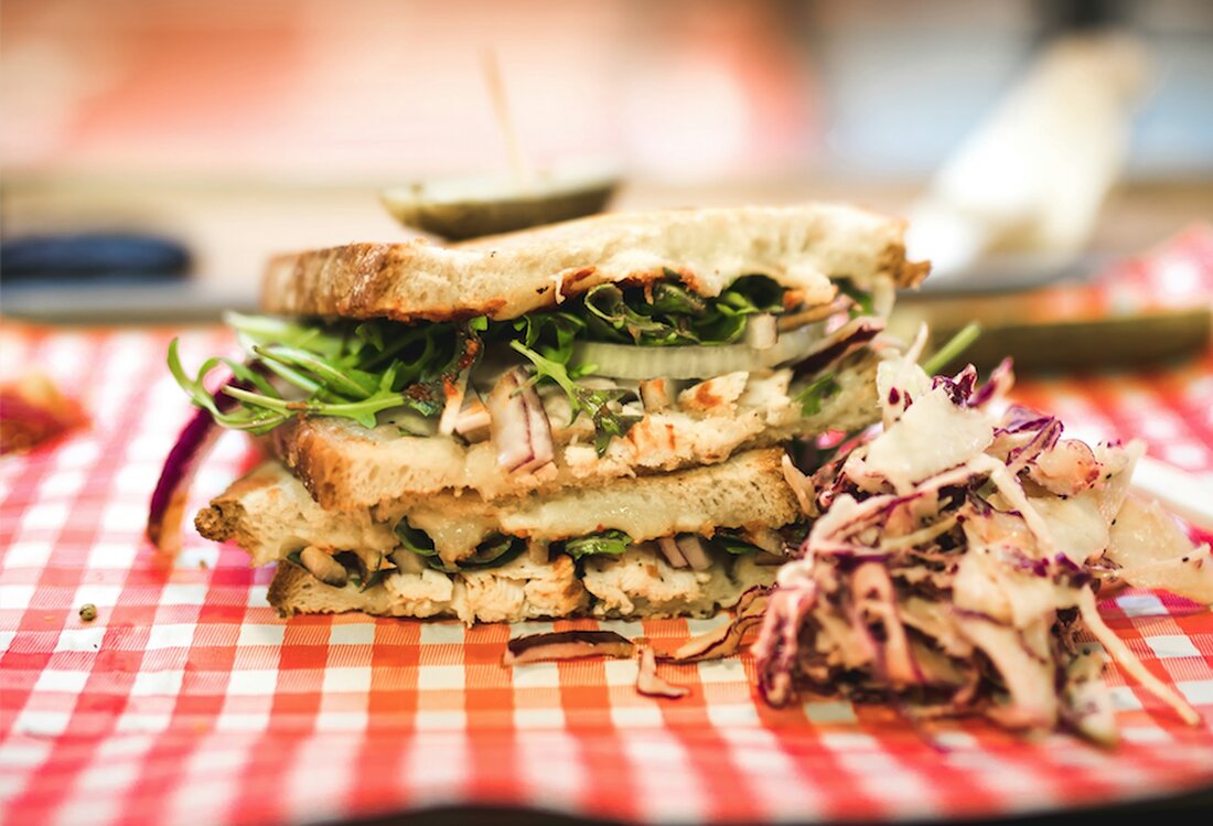 In einer Zeit, in der Food-Trends auf sozialen Medien wie TikTok fast über Nacht viral gehen, hat sich das Chopped Sandwich als neuester kulinarischer Hype etabliert. Dabei werden traditionelle Sandwichzutaten wie Schinken, Käse und Gemüse fein gehackt, um eine harmonische Geschmacksexplosion und Texturvielfalt in jedem Bissen zu gewährleisten.