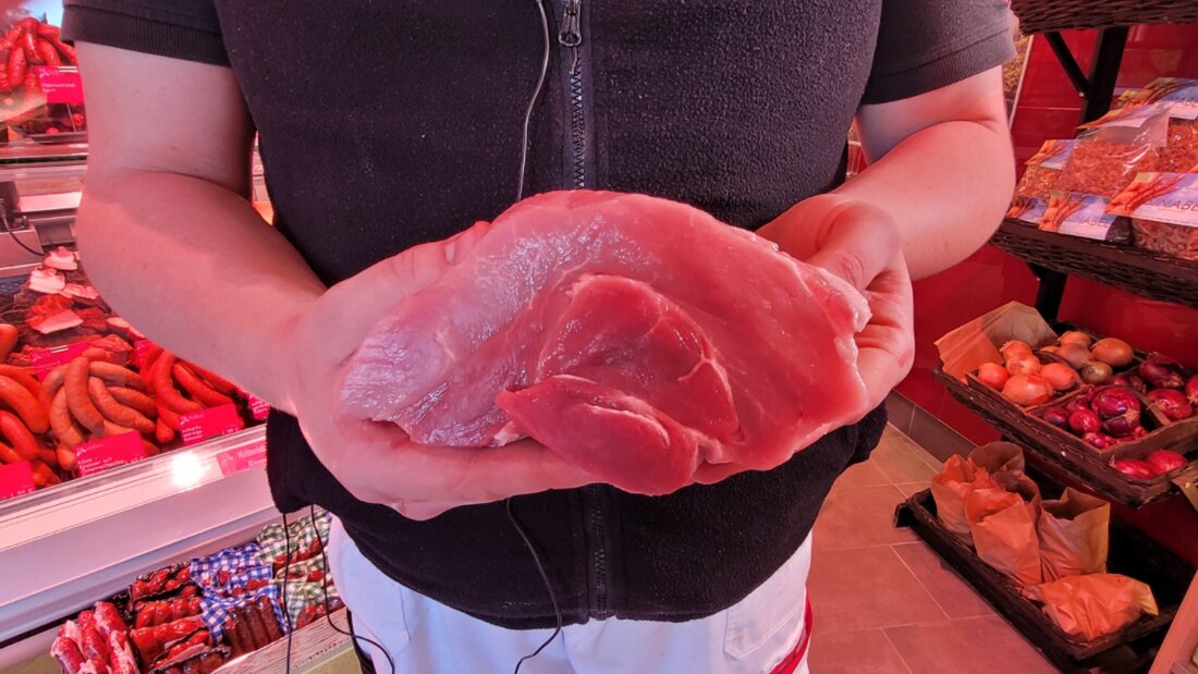 Wir haben hier einen Rostbraten, der wird im Englischen auch Ribeye Steak genannt, der wird zwei Finger breit geschnitten und eignet sich hervorragend zum Grillen. Wenn man die Druckprobe macht und sieht, dass eine Delle drinnen bleibt, sieht man, dass das Fleisch schön abgelegen ist. Und ganz ehrlich beim Rostbraten gibt es vom Vanillerostbraten über den Sardellenrostbraten oder den gar den vom Esterhazy, der mit Wurzelgemüse zubereitet wird, unzählige Schmorvarianten. Alle weiteren Infos: Fleischerei Steiner im niederösterreichischen Sollenau. Autorin: Andrea Pascher