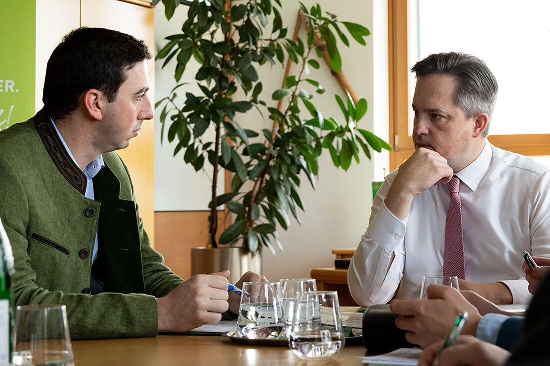 Das Handelsabkommen zwischen der EU und den Mercosur-Staaten erhitzt weiterhin die Gemüter. Der kürzlich veröffentlichte Text zeigt: Seit 2019 gab es kaum substanzielle Änderungen. Sensible Themen wie faire Wettbewerbsbedingungen und Umweltschutz bleiben ungelöst. Besonders betroffen ist die europäische Fleischbranche, die durch ungleiche Standards und hohe Importquoten unter Druck gerät. Bernhuber: „Keine fairen Wettbewerbsbedingungen” Der österreichische EU-Abgeordnete Alexander Bernhuber (EVP) kritisiert scharf, dass das Abkommen keine Gleichbehandlung schafft: „Europäische Landwirte arbeiten nach höchsten Umwelt- und Tierschutzstandards, während Importprodukte diese Maßstäbe unterlaufen.“ In den Mercosur-Staaten kommen Pflanzenschutzmittel und Antibiotika zum Einsatz, die in der EU aus gutem Grund verboten sind. Allein 2023 …