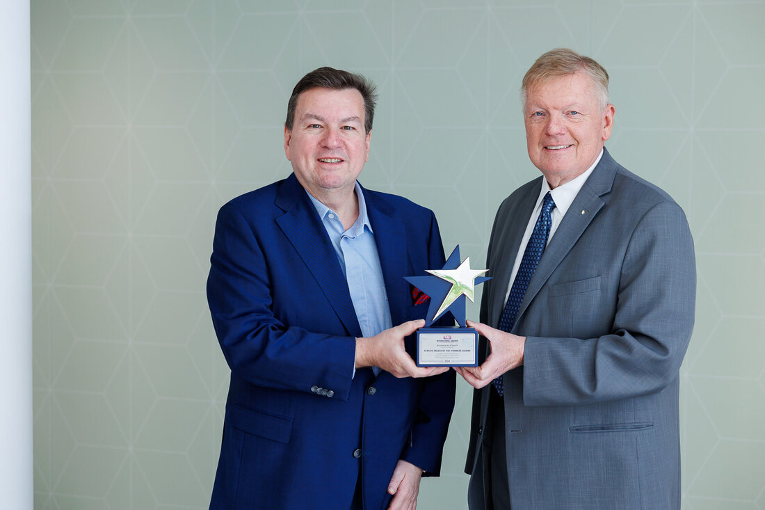 Das Wiener Lebensmittelhandwerk und ihre kulinarischen Traditionen haben in Hollywood einen großen Erfolg gefeiert: Die Dokumentation „Schnitzel und andere Festtagsgerichte“ („Festive Treats of the Viennese Cuisine“) wurde beim renommierten US International Filmfestival in Los Angeles mit dem begehrten Silver Award ausgezeichnet. Diese Produktion, die unter der Regie von Alexander und Nadeschda Schukoff entstand, beleuchtet die kunstvolle Verarbeitung von Fleisch, Brot backen und das Konditoren-Handwerk und die historische Bedeutung der Festtagsküche Wiens. „Dieser Preis unterstreicht die Weltklasse unseres Wiener Handwerks und unserer kulinarischen Traditionen. Es ist eine Ehre, dass die meisterhafte Kunst der Wiener Fleischer international gewürdigt wird,“ sagt Josef Angelmayer, &hellip;