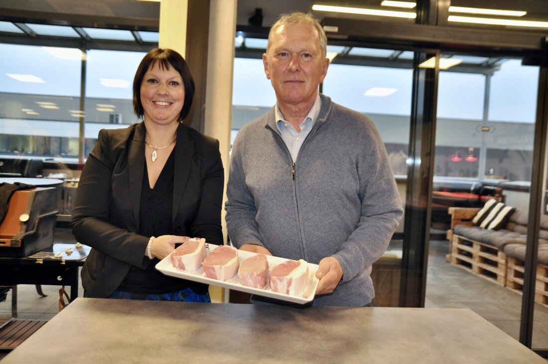 Eine umfassende Schweinefleischverkostung der AMA beim Weber Store
In Graz-Seiersberg brachte prominente Vertreter aus der Landwirtschaft,
dem Lebensmitteleinzelhandel und der Fleischbranche zusammen. 15 Kostproben, davon zwölf heimische, wurden in vier Gruppen auf Herz und Nieren getestet.
