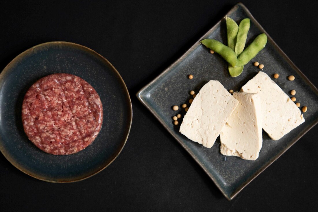 Land schafft Leben: Fleisch oder Ersatzprodukt? Worauf es ankommt.
Pflanzliche Alternativen zu Fleisch haben in den letzten Jahren immer häufiger ihren Weg auf die Teller der Österreicherinnen und Österreicher gefunden. Doch was beinhalten diese Produkte? Und wie unterscheiden sie sich von Fleisch? 

