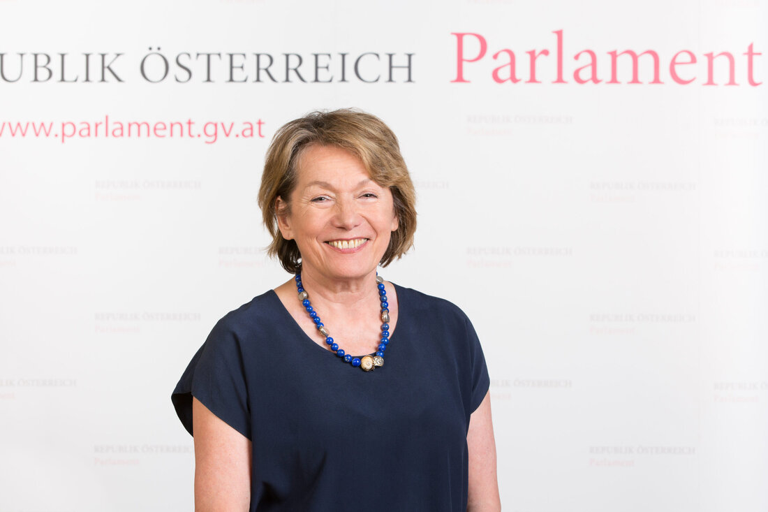 Der Lehrlings-Boom in Niederösterreich setzt sich weiter fort. Mit Stand 31.12.2019 ist die Gesamtzahl der Lehrlinge in Niederösterreich im Vergleich zum Vorjahr um 4,1 Prozent gestiegen – von 16.154 auf 16.811 Lehrlinge. „Das ist das höchste Plus im Bundesländervergleich, Niederösterreich ist hier klar die Nummer 1. Im Österreich-Schnitt ist die Lehrlingszahl um 1,1 Prozent gestiegen“, so Sonja Zwazl, die Präsidentin der Wirtschaftskammer Niederösterreich (WKNÖ). Fast die Hälfte aller Lehrlinge wird im Gewerbe und Handwerk ausgebildet (7.841). Lehranfänger in NÖ Betrieben seit 2015 um 20,5 Prozent gestiegen Noch deutlicher wird der Trend zur Lehre, wenn man nur die Zahlen der betrieblichen …
