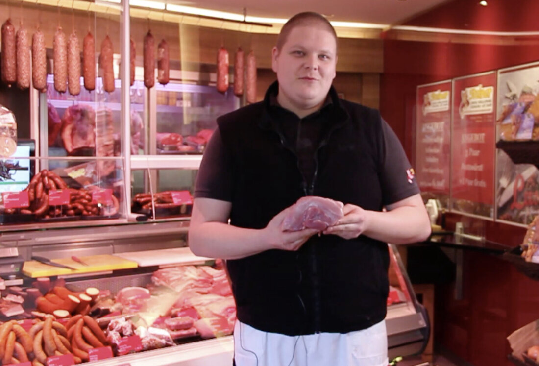Der Schulterschluss, eine zarte Spezialität aus dem Schweineschlögel, ist zart und herrlich leicht marmoriert und eignet sich wunderbar für Naturschnitzerl aus der Pfanne. Mittlerweile wird das Fleisch als Hüftsteak verkauft, und ist als solches eben auch ein perfektes Grillfleisch. Alle Infos: Fleischerei Steiner im niederösterreichischen Sollenau. Autorin: Andrea Pascher