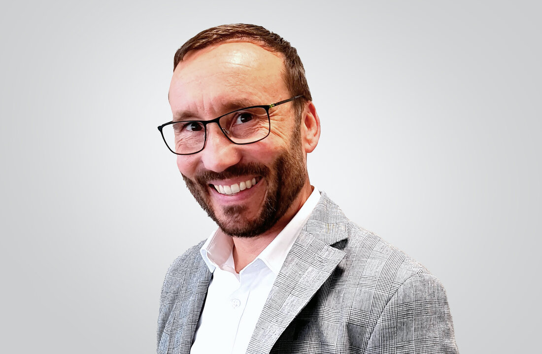 Der gebürtige Tiroler wird die Positionierung des Unternehmens als erster Ansprechpartner für nachhaltige Verpackungen und Verbrauchsmaterialien in Österreich weiter ausbauen. Darüber hinaus zählt die Entwicklung neuer und sortimentsergänzender Geschäftsbereiche zu seinen Kernaufgaben. Über 20 Jahre Vertriebs- und Führungserfahrung im Hygieneproduktesegment und bei der Umsetzung nachhaltiger Projekte zeichnen ihn aus. Mit Stephan Holzhammer setzt Meier Verpackungen auf neue Vertriebskonzepte und auf Komplett- bzw. Systemlösungen für Großbetriebe – von Verpackungen und Verbrauchsmaterialien bis hin zu Hygienekonzepten. Komplettiert wird die Geschäftsleitungsebene durch Geschäftsführer Ralf Oesingmann (Einkauf/Supply Chain) und die Prokuristen Claus Hertnagel (Verwaltung) sowie Walter Michelitsch (Verkaufsleitung Obst & Gemüse, Leitung Standort Albersdorf).