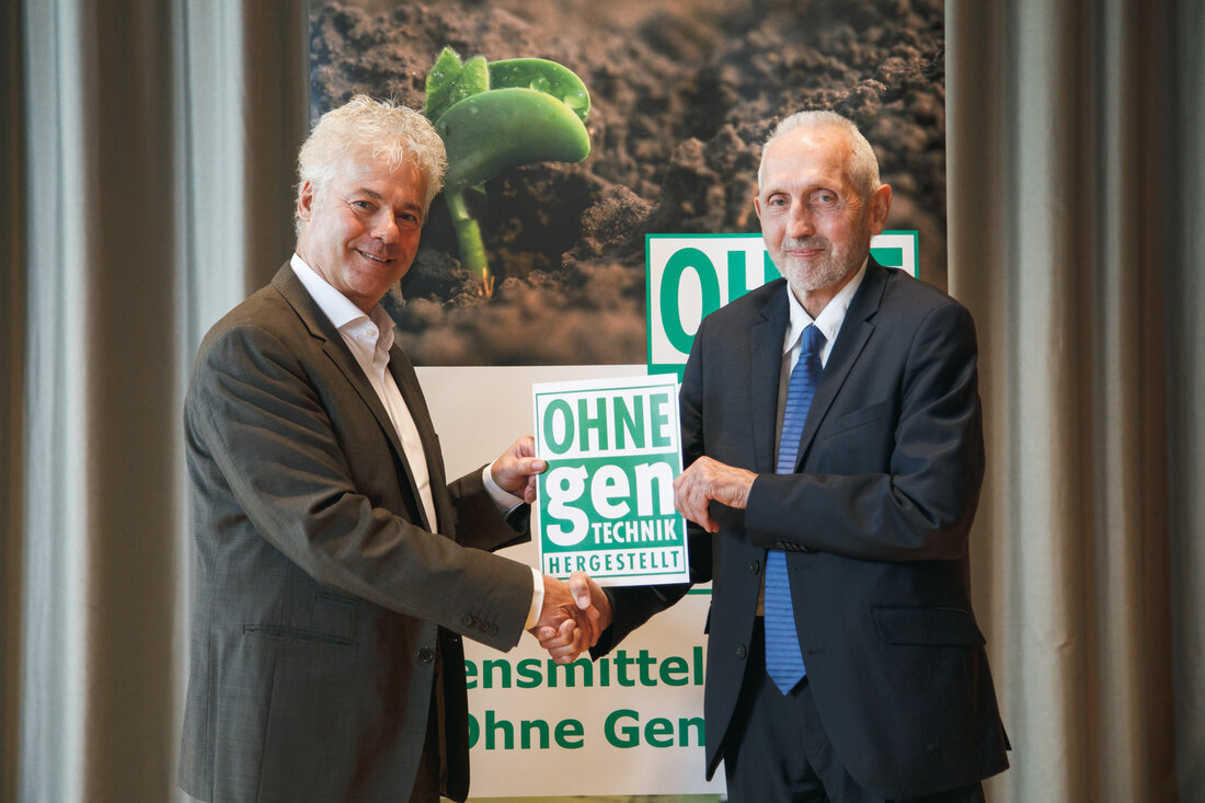 Die ARGE Gentechnik-frei hat einen neuen Obmann. Ingmar Höbarth, ein renommierter Nachhaltigkeitsexperte, wurde einstimmig von den Mitgliedsbetrieben zum neuen Leiter des Verbandes gewählt. Er tritt die Nachfolge von Markus Schörpf an, der 26 Jahre lang die ARGE Gentechnik-frei geleitet hat. Die Organisation spielt eine bedeutende Rolle bei der Förderung und Zertifizierung von "Ohne Gentechnik" hergestellten Lebensmitteln in Österreich und Europa.