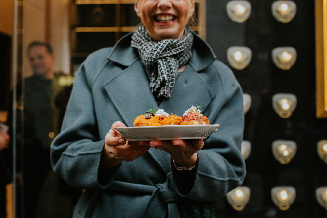 Neueröffnung in der Wiener Freisingergasse. Top-Gastronom Marco Simonis, Haubenkoch Dominik Stolzer, Bio-Rinderbauer Hannes Hönegger und Gourmet-Werber Florian Mainx haben mit der Tatarie Marie ein innovatives Gastrokonzept kreiert, das Fast Food neu definiert.