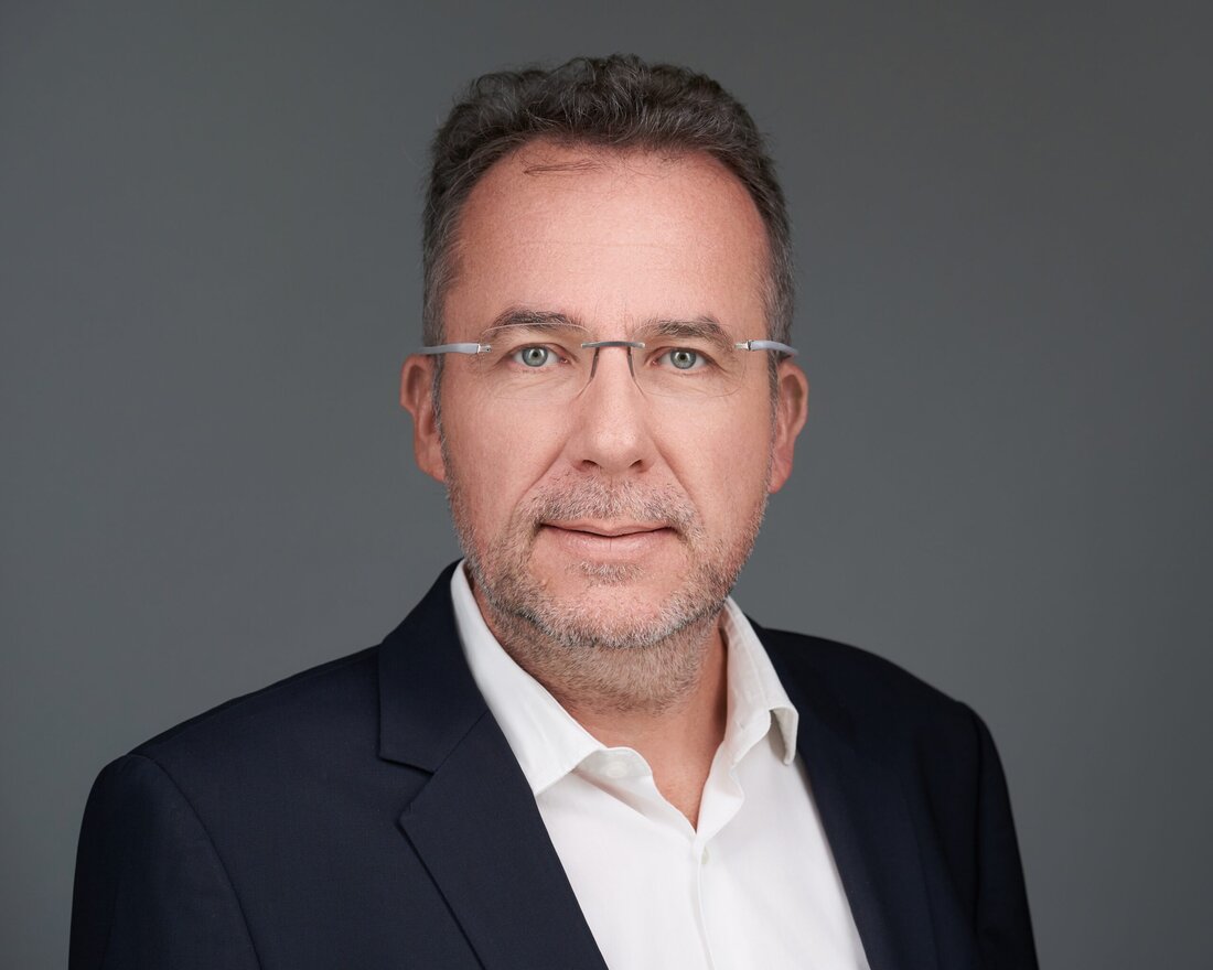 Ein bedeutender Führungswechsel kündigt sich bei METRO Österreich an. Ab dem 1. Februar 2024 übernimmt Thierry Guillon-Verne als neuer CEO die Leitung des Unternehmens. Er tritt die Nachfolge von Xavier Plotitza an, der seit November 2018 als Generaldirektor tätig war. Plotitza verlässt das Unternehmen, um sich neuen beruflichen Herausforderungen zu stellen. Diese Veränderung an der Unternehmensspitze markiert einen neuen Abschnitt in der Geschichte von METRO Österreich. Guillon-Verne, ein 53-jähriger Franzose, bringt umfangreiche Erfahrungen im Einzelhandel und in der Unternehmensführung mit. Zuletzt hatte er die Position des CEO von METRO Ungarn inne. Seine berufliche Laufbahn zeichnet sich durch bedeutende Stationen aus, …