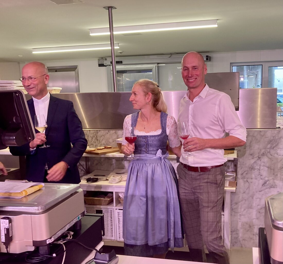 Sie riefen – und zahlreiche Freunde, Kunden sowie Prominente kamen. Jarmila und Roman Thum luden zum Herbstfest in die Firmenzentrale an der Triesterstraße ein. Als „kleines Stelldichein“ angekündigt, entpuppte sich das Treffen als ausgewachsenes Fest. Aufgetischt wurden Semmeln mit wahlweise Beinschinken und Roastbeef. Das Semmerl knusprig, der Schinken saftig, der Kren frisch, das Roastbeef von zarter Konsistenz. Als Getränk des Abends wurde ein besonderer G’spritzter serviert – Sturm mit Champagner. Eine Kombination, die selbst den anspruchsvollen Gästen des legendären Urbanek am Naschmarkt gerecht wird. Der Autor dieser Zeilen wechselte später jedoch zu Champagner pur – der Hausherr blieb beim Sturm. …