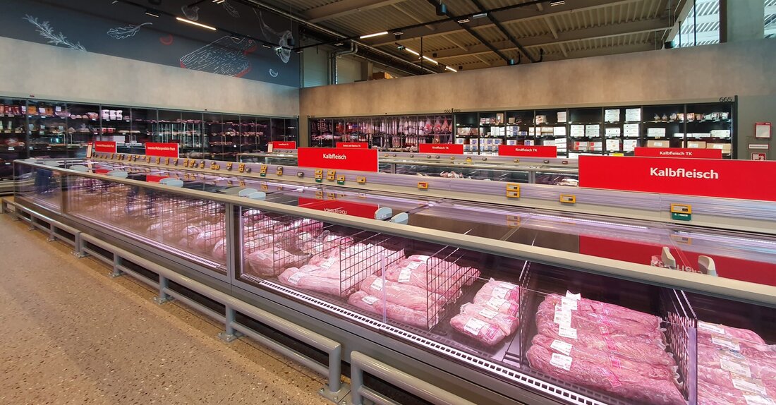 Im Frühjahr eröffnete der neu errichtete Transgourmet Abholmarkt in Wals-Siezenheim, der mit modernem Design und großem Angebot zu Top-Preisen punktet. Das Highlight sind die transparenten Kühlmöbel von Hauser, die nicht nur die
Ware optimal präsentieren, sondern auch helfen Energie zu sparen.