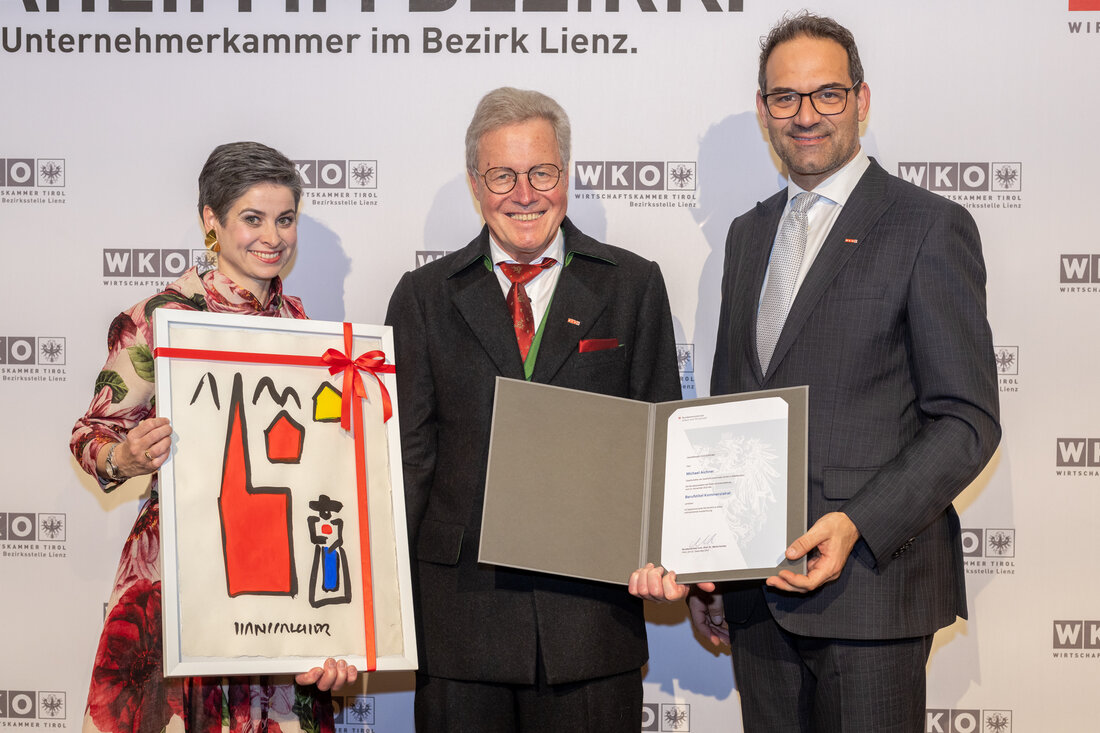 Im würdigen Rahmen des Neujahrsempfangs der Wirtschaftskammer Lienz wurde dem Osttiroler Lebensmittelhändler und langjährigen Kammerfunktionär Michael Aichner der Berufstitel „Kommerzialrat“ verliehen.