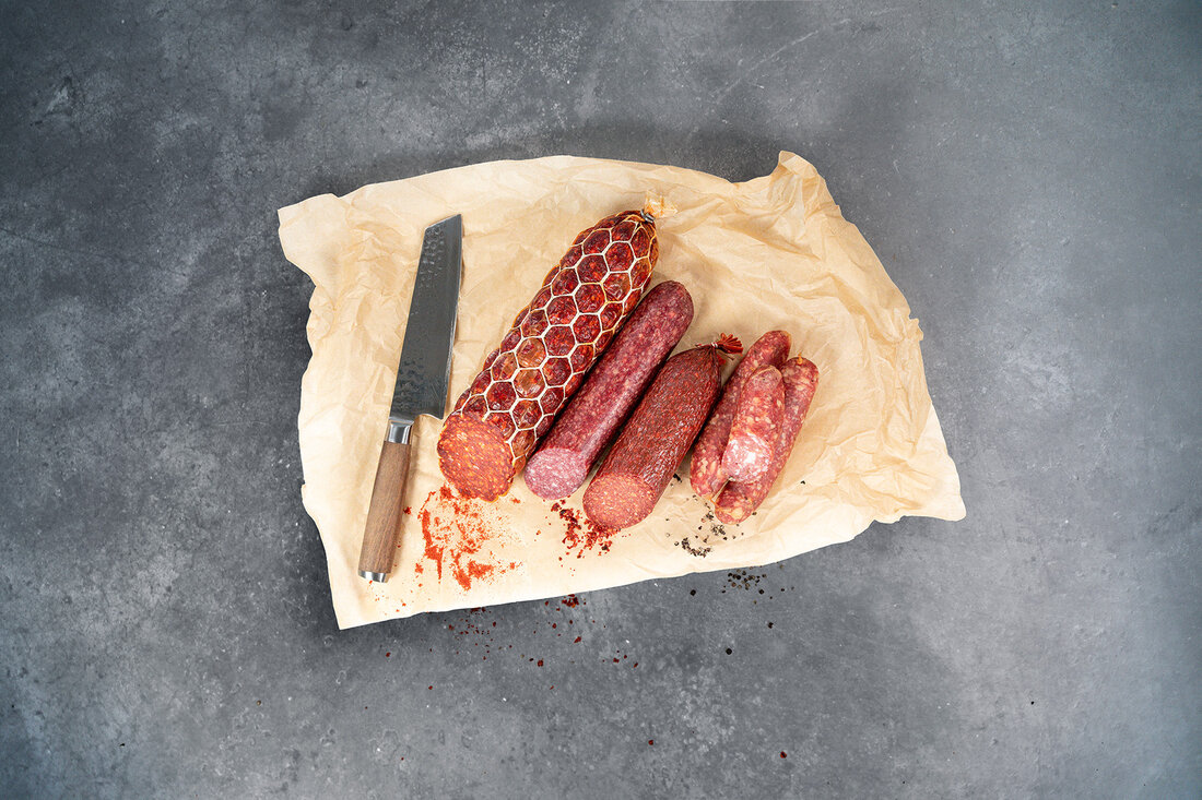 Rohwurst richtig fermentieren: Wie Zuckerart und Dosierung den pH-Wert, die Reifung und ein mildes Aromaprofil steuern – Hintergründe zur kontrollierten Fermentation.