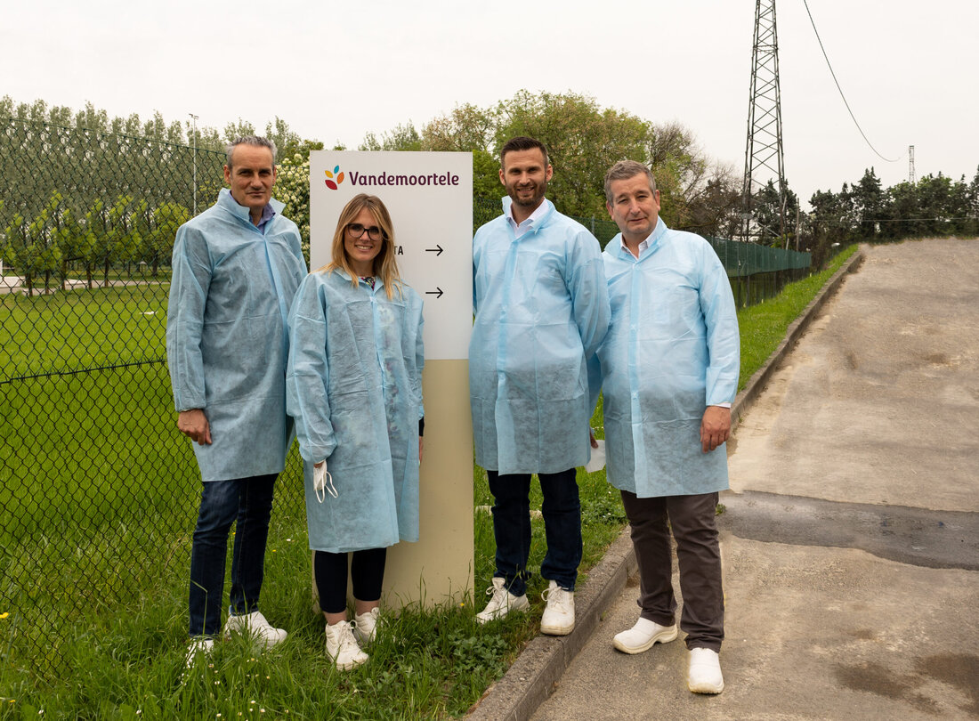 Die Vandemoortele Group hat sich aus einem kleinen Familienbetrieb, der 1899 in Izegem seine Pforten öffnete, entwickelt und ist heute auf ganz Europa ausgedehnt. Mittlerweile wird in 29 Ländern produziert und in 95 Länder in Europa und den USA exportiert. Die Aktiengesellschaft hat mittlerweile ihren Sitz in Gent, zählt insgesamt rund 4.000 Mitarbeiter – ist aber noch immer in Familienbesitz und das ist wohl auch Teil des Erfolgs. Und dieser kann sich auch in Zahlen sehen lassen: 2021 lag der Umsatz bei unfassbaren 1.330 Millionen Euro! Länderspezifische Produktion Tiefgekühlte Brot-, Gebäck- und Patisseriespezialitäten sowie alle Arten von Fetten sind die &hellip;