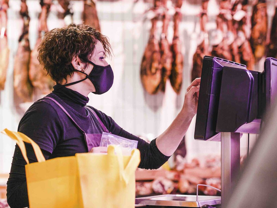 Während geimpfte und genesene Mitarbeiter im Non-Food-Handel in den vergangenen Monaten – mit der Ausnahme von Wien und Salzburg &#8211; keine Maske tragen mussten, gilt für alle Beschäftigen im Lebensmittelhandel bisher grundsätzlich auch dann FFP2-Plicht, wenn sie geimpft oder genesen sind. Fortan werden alle Mitarbeiter im Handel, die den 3G-Nachweis erbringen, von der Maskenpflicht befreit sein. Seit mehr als 18 Monaten Maske Der klassische Lebensmitteleinzelhandel in Österreich beschäftigt mehr als 114.000 Mitarbeiter. Dazu kommen weitere 22.000 Mitarbeiter im Lebensmittelfachhandel. „Die Mitarbeiterinnen und Mitarbeiter im Lebensmittelhandel haben während der Pandemie Außergewöhnliches geleistet. Sie tragen durchgehend seit mehr als 18 Monaten Maske, &hellip;