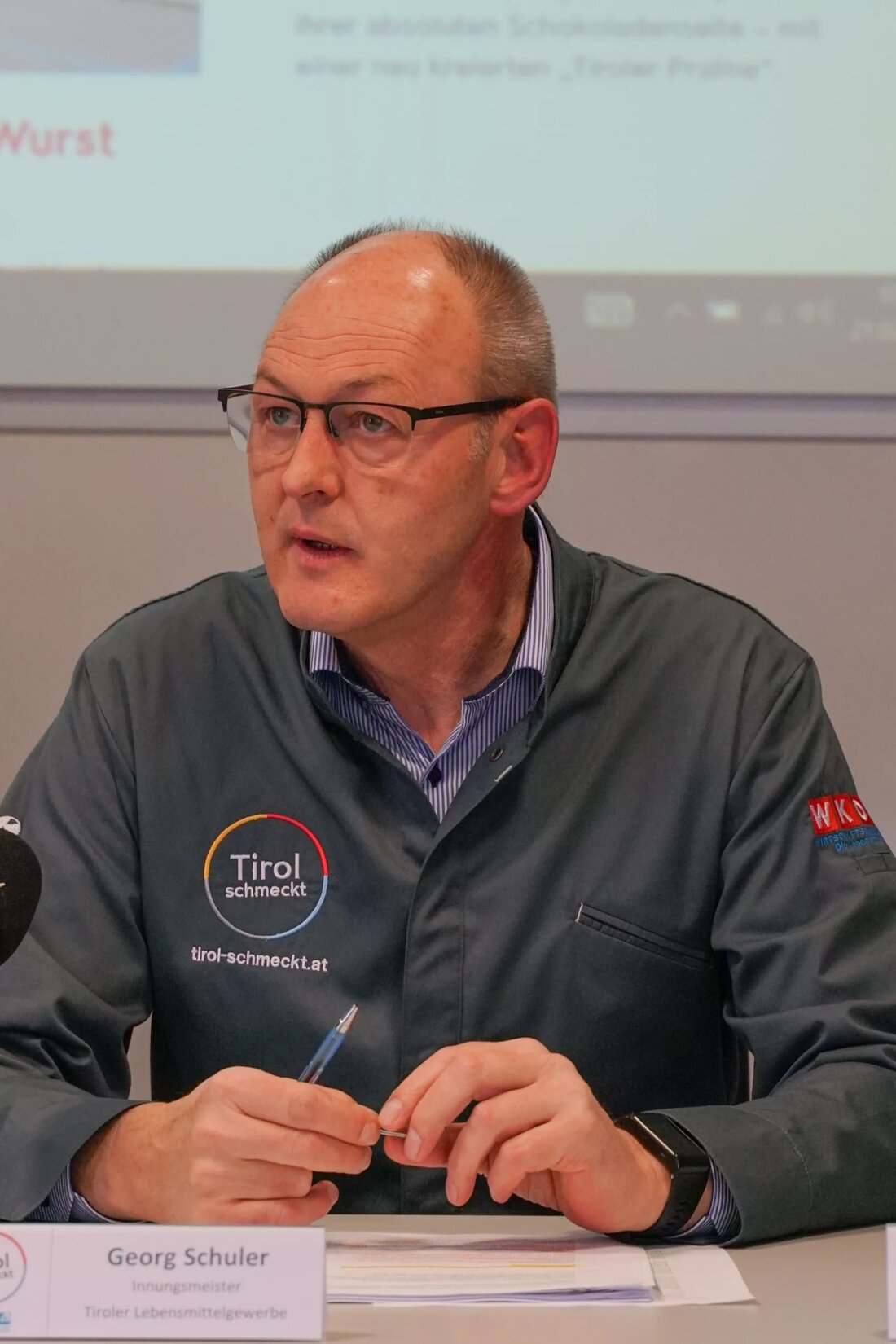 Das Lebensmittelgewerbe im Bezirk Reutte zeigt eindrücklich, dass regionale Handwerkskunst und lokale Produktion mehr als nur eine Versorgungsfunktion haben. „Sie sind eine tragende Säule unserer lokalen Wirtschaft“, erklärt Georg Schuler, der Innungsmeister der Tiroler Lebensmittelgewerbe. Die Betriebe stärken mit ihrer täglichen Arbeit nicht nur die regionale Wirtschaft, sondern tragen auch zur kulturellen Identität Tirols bei. Widerstandsfähigkeit in schwierigen Zeiten Trotz der Konfrontation mit globalen Herausforderungen wie der Pandemie, Lieferschwierigkeiten und dem Ukraine-Krieg haben die Lebensmittelbetriebe in Tirol ihre Widerstandskraft unter Beweis gestellt. Besonders die massiven Kostensteigerungen bei Mieten, Energiepreisen und Finanzierungen sowie der Fachkräftemangel stellten die Betriebe vor große Herausforderungen. …