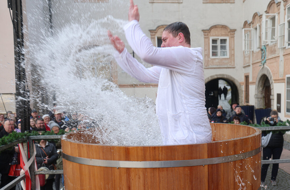 Metzgersprung: Jedes Jahr aufs Neue feiern die Salzburger Fleischer am Faschingssonntag ihren Metzgerjahrtag samt Metzgersprung und Fahnenschwingen. Das war auch heuer nicht anders: Mehr als 2.000 Besucher ließen sich das Spektakel im Innenhof des Stiftes St. Peter nicht entgehen.