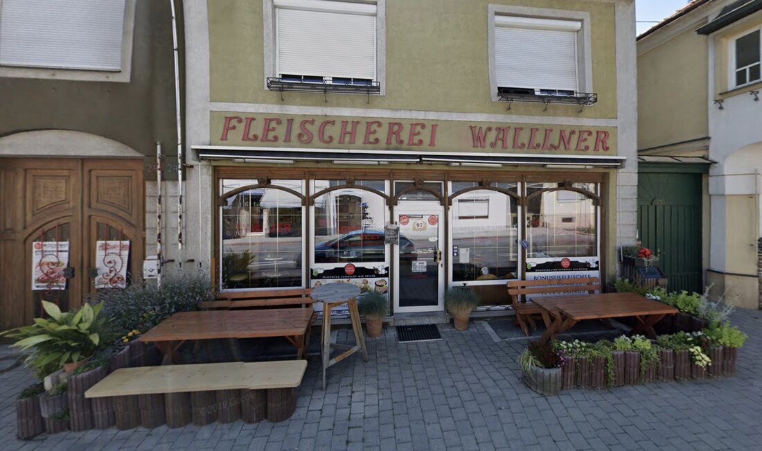 1921 kam das Burgenland zu Österreich – und der Fleischer Franz Wallner wechselte ins burgenländische Pöttsching. Zwei Generationen – und zwei „Franze“ – später endet die Ära von Fleisch Wallner. „Alles ganz nach Plan: Ich bin in Pension gegangen“, bedauert der 64-Jährige im Gespräch mit Fleisch&Co., dass sich das Jubiläum nicht ganz ausgegangen ist. Die Branche verliert mit Franz Wallners verdientem Ruhestand aber mehr als einen Landfleischhauer, der über einen Kundenstock über die Landesgrenzen hinaus verfügte: 15 Jahre (2000 bis 2014) war der eifrige Lehrlingsausbildner auch als Innungsmeister des Burgenlands aktiv. Und bis zuletzt tüftelte Wallner an Innovationen – von …