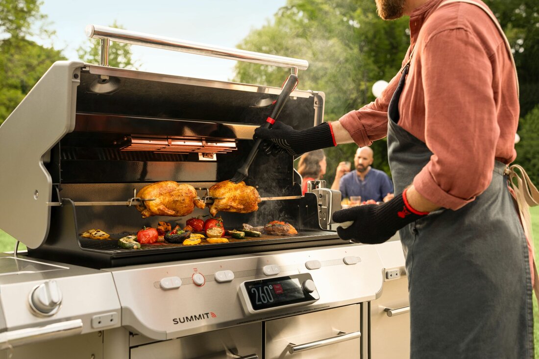 Ein Grill-Gadget das besonders beim Grillen von Fleisch richtig Spaß macht: der neue Summit FS38 Smart-Gasgrill. Die Weber-Grillfamilie ist heuer um ein ganz besonderes Exemplar gewachsen. Der Summit FS38 Smart-Gasgrill ist ein Hightech-Gerät, das keine Wünsche offen lässt.