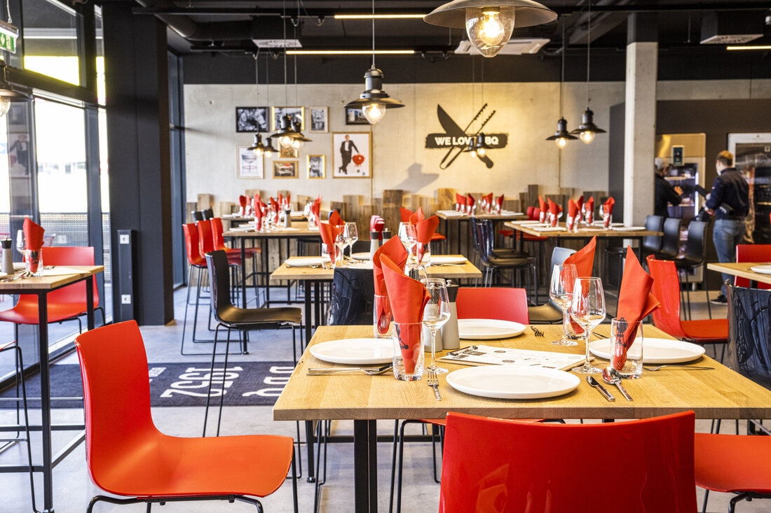Das Bistro-Restaurant „BBQ 1952“ von Weber in Graz-Seiersberg hat ab sofort seine Pforten geöffnet. Angeschlossen an den Weber Original Store Graz-Seiersberg lässt sich im Bistro-Restaurant „BBQ 1952“ die Weberwelt mit allen Sinnen erleben. Nostalgisch weist der Name auf die außergewöhnliche Entstehungsgeschichte von Weber im Jahre 1952 hin und auch im Lokal selbst ist trotz des modernen Designs die Geschichte der Marke sehr präsent. Die offene Küche lädt dazu ein, Chefkoch Pascal Kurek bei der Zubereitung über die Schulter zu schauen und schafft ein gemütliches Ambiente, das zum Verweilen einlädt. Auch Geburtstags- oder Weihnachtsfeiern lassen sich hier in einem einzigartigen Ambiente &hellip;
