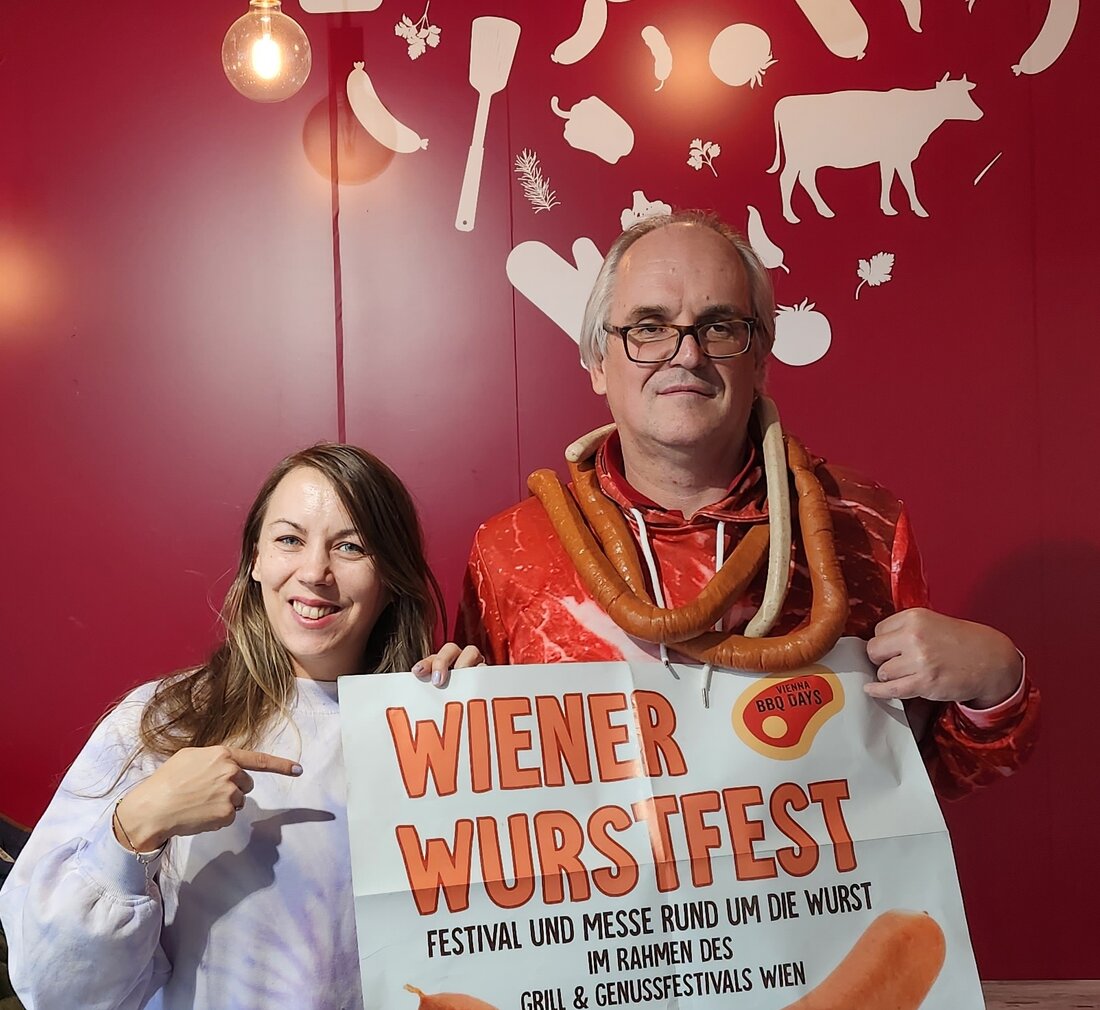 Nach einer kleinen Zäsur hat Wiens Grill-Gemeinde wieder ein Wochenende des Genusses vor sich. Vier Jahre lang – von 2017 bis 2021 – lockte die Marx Halle zu den „Vienna BBQ Days“. Schon damals stand Alexander Dobernig von der EXOTICA Veranstaltungen GmbH hinter den Festtagen am Rost. 2023 hat der Standort gewechselt. Doch in Schloß Neugebäude „konnte die Veranstaltung um ein Wunschprojekt von mir erweitert werden – das Wiener Wurstfest“. Für diesen Neuzugang werden laut Dobernig u. a. folgende Wurstproduzenten von 20. bis 22. 10. vertreten sein: Radatz, Palatin, Windisch, Eder, Frierss und Kabinger. Zwei Highlights für Konsumenten liefert auch …