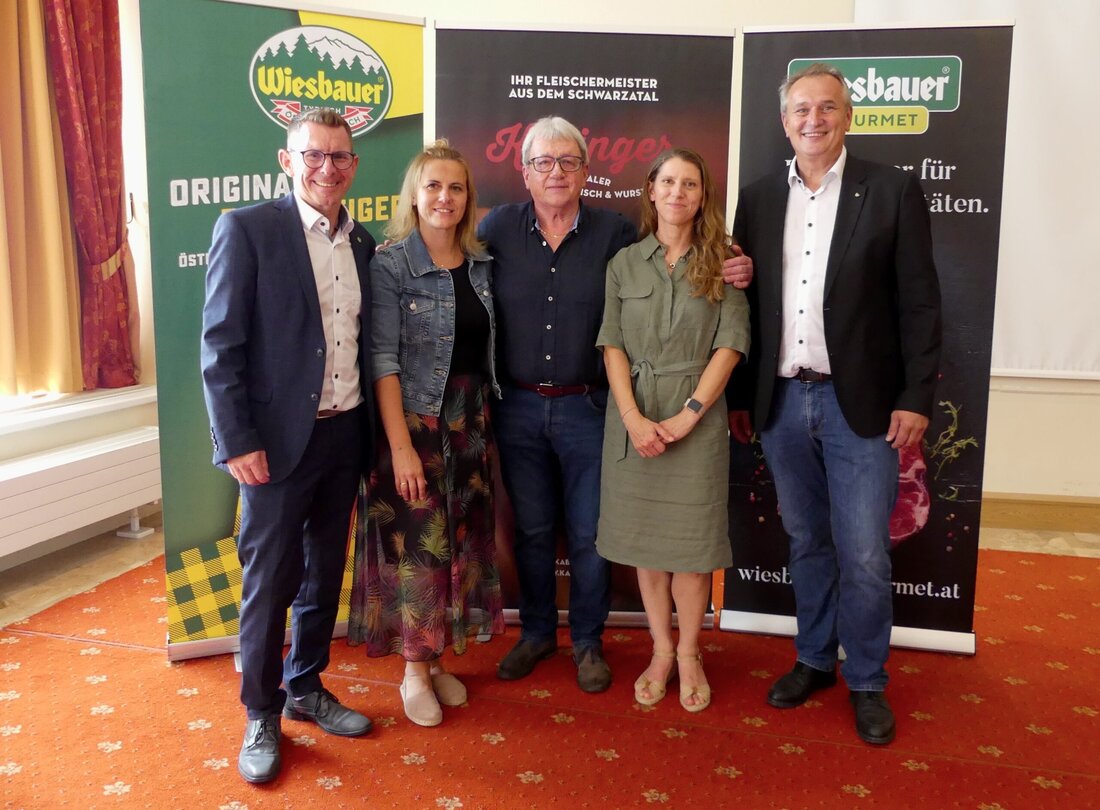 Per 1. Oktober 2024 übernimmt die Wiesbauer-Gruppe die Fleischerei Kabinger mit Sitz im niederösterreichischen Payerbach. Der traditionsreiche Familienbetrieb mit 50 Mitarbeitern produziert hochwertige Wurstspezialitäten für die Gastronomie sowie den regionalen Lebensmitteleinzelhandel und erzielt einen Jahresumsatz von 15 Mio. Euro. „Wir freuen uns sehr, unsere Wiesbauer Familien-Holding um ein namhaftes Familienunternehmen zu erweitern. Mit der Übernahme der Firma Kabinger investieren wir einmal mehr in die Zukunft und schaffen nicht nur neue Produktionskapazitäten, sondern gewinnen gleichzeitig auch 50 Facharbeiter mit teils langjährigem Know-how“, erklärt Thomas Schmiedbauer, Vorstandsvorsitzender der Wiesbauer Holding AG. Familienbetrieb Fleischerei Kabinger 1927 gegründet, ist die Fleischerei Kabinger bereits seit …