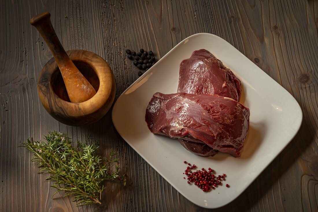 Wildgerichte sind in hiesigen Küchen auf dem Vormarsch. Ganz hoch im Kurs steht Fleisch aus heimischer Jagd: Jüngsten Erhebungen zufolge verzehrten deutsche Verbraucher in der letzten Saison an die 30.000 Tonnen Wildschwein, Reh, Rot- und Damwild. Doch nicht nur der Konsum steigt, sondern auch die Zahl der Jägerinnen und Jäger. Auffällig dabei ist der wachsende Anteil junger Frauen bei den Jagdscheinprüfungen. Die Stuttgarter SÜFFA, Fachmesse für die Fleischbranche, greift vom 21. bis 23. Oktober das vielschichtige Thema Wild als Programmpunkt auf. „Mehr als die Hälfte aller Deutschen isst mindestens einmal pro Jahr Wild“, sagt SÜFFA-Projektleiterin Sophie Stähle von der Messe …