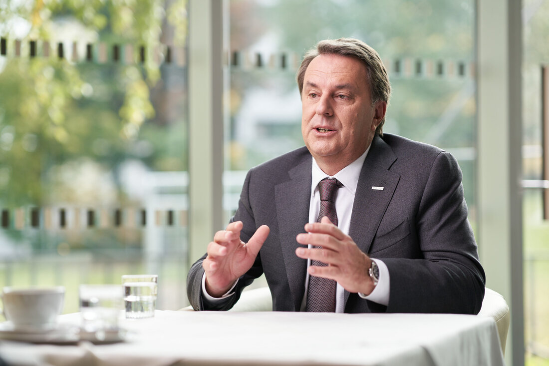 In Niederösterreichs Lebensmittelgewerbe herrscht „Alarmstufe Rot“. Der Grund: die immens gestiegenen Kosten! „Praktisch täglich melden sich bei uns Betriebe wie Bäcker oder Fleischer, die Alarm rufen, weil sie angesichts der gestiegenen Energiekosten nur mehr bis Jahresende durchhalten“, warnen Wolfgang Ecker, der Präsident der Wirtschaftskammer NÖ (WKNÖ) und der NÖ Landesinnungsmeister der Lebensmittelgewerbe, Johann Ehrenberger. „Die Betriebe brauchen dringend Unterstützung. Wir drohen sonst zahlreiche Versorger mit Lebensmitteln zu verlieren.“ Drohende Betriebsschließungen, um Insolvenz zu vermeiden Gerade kleine und mittlere Betriebe sind von den aktuellen Entwicklungen oft besonders und gleich mehrfach betroffen, wie Ehrenberger anhand eines Bäckereibetriebs erläutert. „Durch die Kühlanlagen und &hellip;