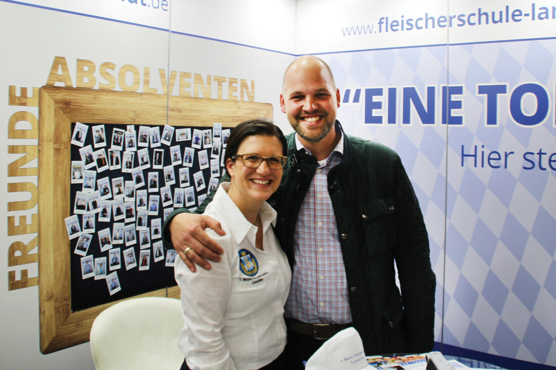 Die Fleischwirtschaft trifft sich vom 14. bis 19. Mai in Frankfurt zur Internationalen Fleischerei-Fachausstellung IFFA. Mit einem Infostand – Halle 12.0, Stand C34 – ist natürlich auch die 1. Bayerische Fleischerschule Landshut vertreten. Denn die internationale Ausrichtung der 1. BFS ist Teil ihrer DNA: Die 1928 gegründete und weltweit renommierte Meisterschmiede kooperiert nicht nur mit zwei Partnerschulen in Japan und Südkorea, sondern bildet jedes Jahr Fachkräfte aus aller Herren Länder aus; darunter waren auch bereits weit über 100 Meister, Fleischsommeliers etc. aus Österreich. Am Messestand der Schule heißen Geschäftsführerin Barbara Zinkl-Funk und Gesellschafterin Katrin Barth, die Fachlehrer Michael Spitzauer und …