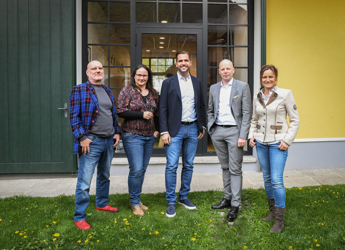 Der Musterhof der Familie Hütthaler ist schon längst als ein Ort des Miteinanders bekannt. Genau dort traf sich kürzlich eine Runde, die auf den ersten Blick unterschiedlicher nicht sein könnte – und doch haben sie alle eines gemeinsam: Sie stellen das Wohl der Tiere in den Fokus.