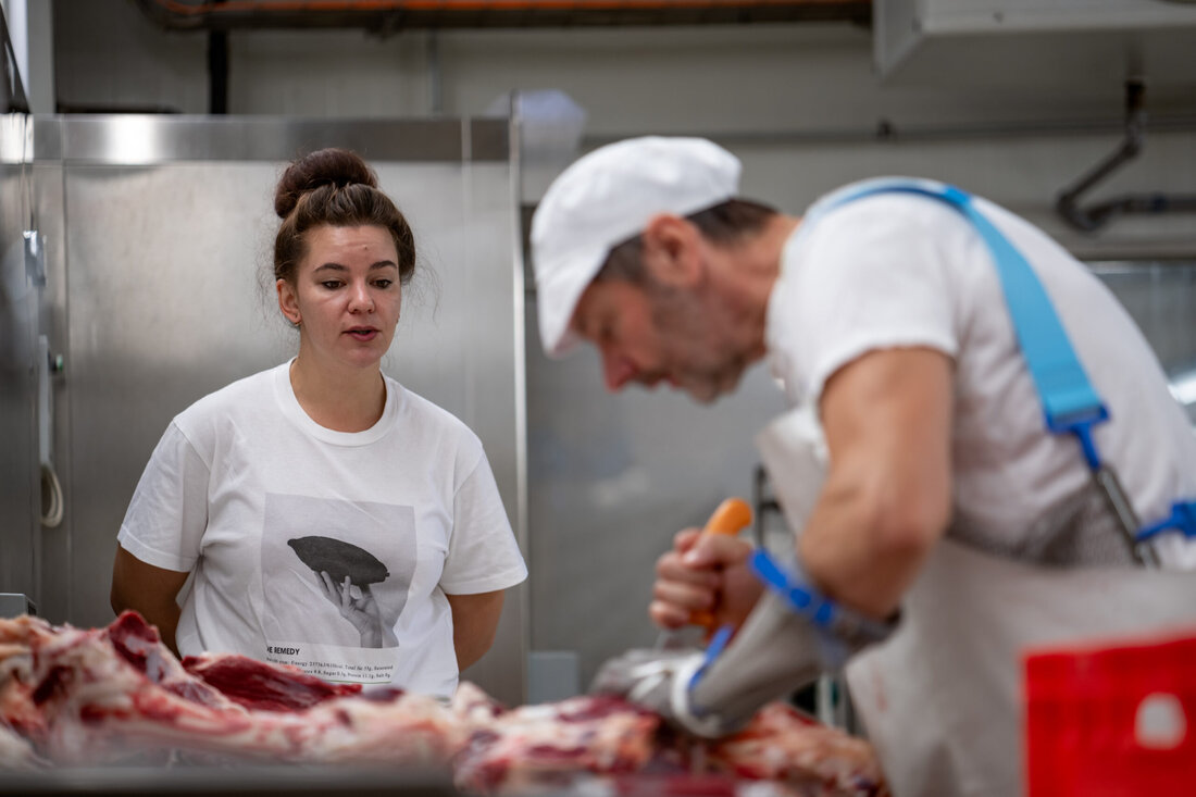 Neue Pläne bei Zotter in Bergl: das „ÖKO Speck Takel“ kommt. Schokoladen & Bio-Fleisch-Familie Zotter eröffnet im Frühjahr eine Fleischerei zum Zuschauen und Verkosten.