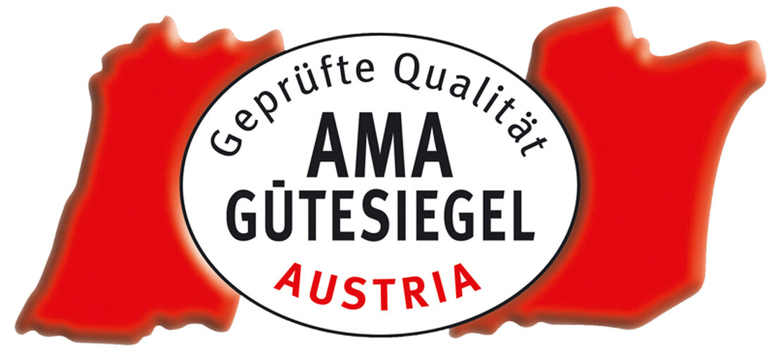 Gestern tagte das Fachgremium zur Richtliniengestaltung der AMA-Schweinefleischproduktion und einigte sich auf einen Masterplan zur Weiterentwicklung des AMA-Gütesiegels. Vertreter der Landwirtschaft, der Schlacht- und Zerlegebetriebe sowie des Lebensmitteleinzelhandels trafen eine Richtungsentscheidung über die inhaltliche Weiterentwicklung der Richtlinie „Schweinehaltung“ im AMA-Gütesiegel. Eines der Ziele: Eine Millione Schweine ohne Vollspaltenböden bis Ende 2030. Folgende Ziele wurden vereinbart: Ab sofort: Erweiterung um ein zusätzliches, freiwilliges Modul in der Richtlinie zu „Mehr Tierwohl“ mit 100 Prozent mehr Platz im Stall. Ein Modul mit 60 Prozent mehr Platz gibt es bereits seit einigen Jahren. Bei beiden Systemen sind zusätzlich eingestreute Liegeflächen vorgeschrieben. Bis 2030 sollen …