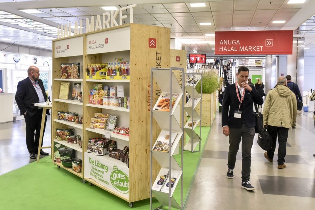 Der Anuga Halal Market deckt als Kaufregal am Point of Sale den gesamten Halal-Sektor ab: Angefangen bei Fleisch- und Milchprodukten über gekühlte und frische Nahrungsmittel, kalte und warme Getränke, Feinkost, gesunde Nahrungsmittel und sogar Bioprodukte, Brot und Backwaren, Süßwaren und Snacks bis hin zu Tiefkühlkost sowie einer ganzen Bandbreite an Startups- und Einzelhandelstechnik. Angua Halal Market Die Sonderschau bietet konventionellen Lebensmitteleinzelhändlern die Gelegenheit, einen Überblick über das Sortiment an Halal-Produkten zu gewinnen. Zugleich richtet sich das Format an internationale Einkäufer, die nicht nur bei den muslimischen Verbrauchern eine gestiegene Nachfrage an Halal-Produkten wahrnehmen, sondern auch bei Nicht-Muslimen und in der …
