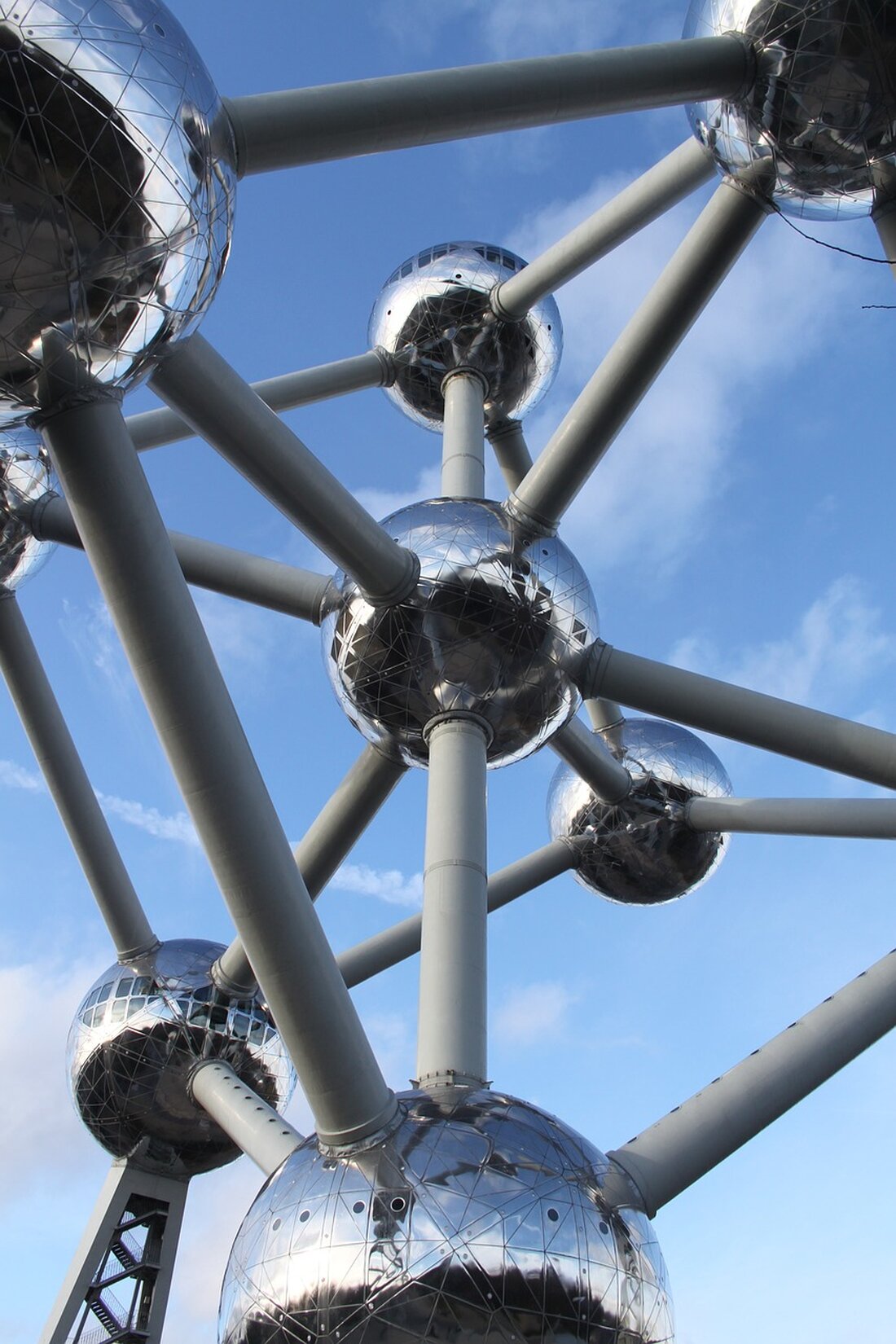 Die Trilog-Verhandlungen zum EU-Lieferkettengesetz haben einen entscheidenden Durchbruch erzielt. In einer nächtlichen Sitzung wurde eine Einigung erlangt, die große Unternehmen künftig zu menschenrechtlichen und umweltbezogenen Sorgfaltspflichten verpflichtet. Ein bemerkenswerter Aspekt dieses Gesetzes ist die vorgesehene zivilrechtliche Haftung. Dies unterscheidet es von ähnlichen nationalen Regelungen, wie dem deutschen Lieferkettengesetz, und eröffnet Betroffenen die Möglichkeit, Entschädigungen einzuklagen. Bettina Rosenberger von der Kampagne “Menschenrechte brauchen Gesetze!” betont, dass dieser Kompromiss einen bedeutenden Schritt darstellt, aber auch klar, dass der Kampf gegen Ausbeutung weitergeht. Besorgniserregend sind das Fehlen verbindlicher Klimaschutzverpflichtungen und die Ausnahmen für den Finanzsektor. Wichtiger Schritt gegen globale Ausbeutung Trotz dieser Bedenken …
