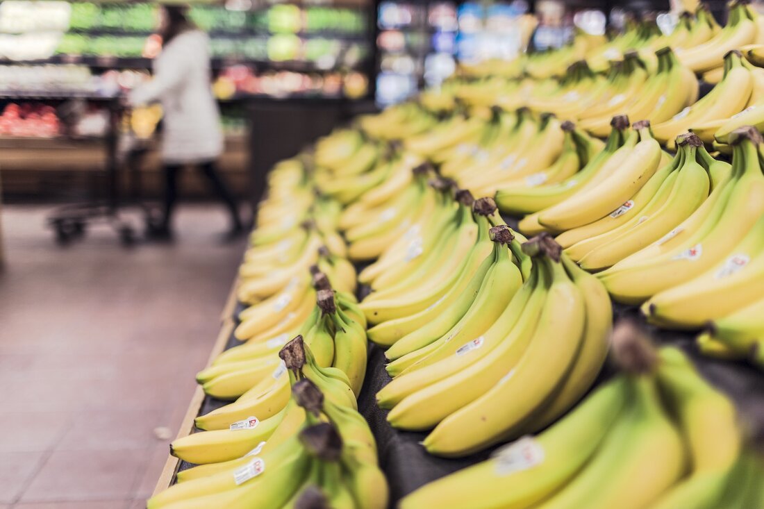 So stieg die Inflationsrate in Österreich im Februar auf knapp 6 Prozent, die landwirtschaftlichen Erzeugerpreise erhöhten sich bereits im Jahr 2021 um 10 Prozent, bei pflanzlichen Produkten laut Statistik Austria sogar um 19 Prozent. Hinzu kommen nun die explodierenden Energiekosten. Mehrkosten werden auch an Konsument:innen weitergereicht „Angesichts der signifikanten Kostensteigerungen entlang der gesamten Lebensmittelkette ist es unvermeidbar, einen Teil der Mehrkosten auch an die Konsumenten weiterzureichen. Dadurch kommt es auch im Lebensmittelhandel aktuell zu punktuellen Preisanstiegen in betroffenen Produktkategorien. Und es ist damit zu rechnen, dass die Preissituation in der ersten Jahreshälfte 2022 weiter angespannt bleiben wird“, sagt Christian Prauchner, …