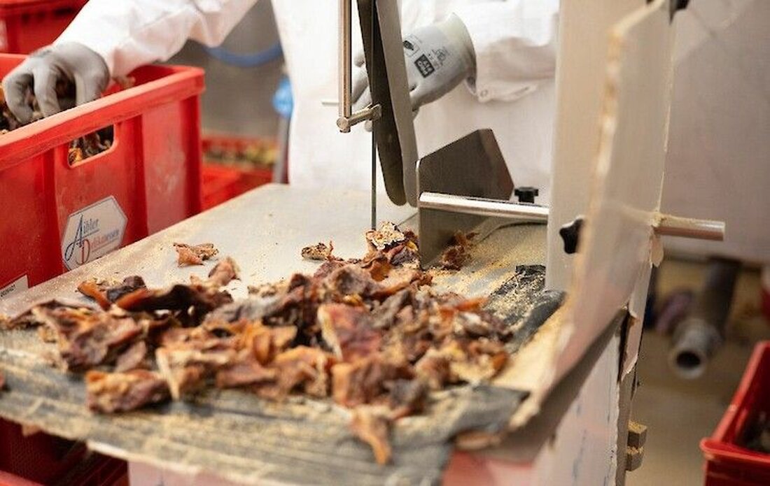 Im zehnten Werk der Marcher Fleischwerke in Leoben wird hochwertige getrocknete Kauartikel für Hunde produziert. Der Standort, an dem sich früher die Wurstfabrik Weiss befand und der 2015 von den Marcher Fleischwerken erworben wurde, wurde einer umfassenden Sanierung unterzogen. Infrastruktur, Dampfkessel, Böden sowie Selch- und Trockenkammern wurden erneuert und modernisiert. Neue Sägen, Verpackungsmaschinen sowie eine moderne Brandmelde-, Kühl- und Heizanlage wurden installiert. Diese Neuerungen wurden mit einem Investitionsvolumen von knapp drei Millionen Euro realisiert. Betriebsleiter des neuen Werks in Leoben ist Fabian Mück – der mit seinen 25 Jahren, der jüngste Betriebsleiter bei den Marcher Fleischwerken ist. Nach seinem Abschluss &hellip;