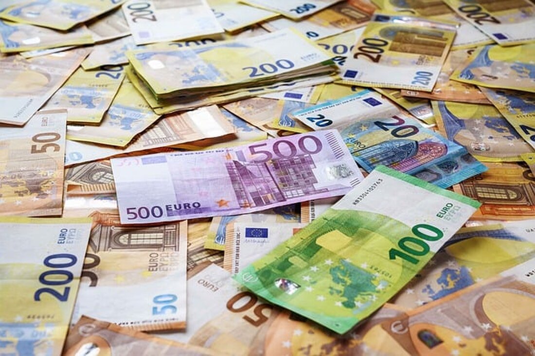 Die Inflationsrate für September 2023 wird voraussichtlich bei 6,1 Prozent liegen, ein Rückgang gegenüber 7,4 Prozent im August. Dieser Trend ist auf fallende Preise für Haushaltsenergie und nachlassenden Preisdruck bei Lebensmitteln zurückzuführen. Trotz höherer Nahrungsmittelpreise betont ein Experte, dass die aktuellen Maßnahmen der Regierung, wie Preisdatenbanken, wenig Einfluss auf die Preise haben und nicht notwendig sind. Die Lebensmittelindustrie fordert stattdessen moderate Kollektivvertragsabschlüsse, um Preiserhöhungen zu begrenzen.
