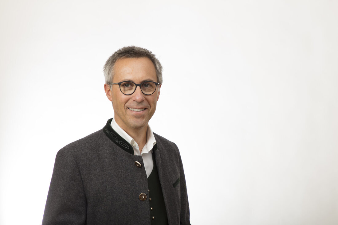 Rund 450.000 Menschen essen in Österreich täglich in öffentlichen Einrichtungen. Hier geht die Bundesregierung jetzt als Vorbild voran und will mit dem Beschluss des Nationalen Aktionsplans zur nachhaltigen öffentlichen Beschaffung (NaBe) die heimische Lebensmittelproduktion stärken. Mit dem NaBe-Plan setzt die Regierung insbesondere bei Lebensmitteln neue Standards zum Wohl der Tiere, des Klimas und der Konsumenten. Zudem schafft diese Maßnahme Einkommen für Bauernfamilien und Arbeitsplätze in den ländlichen Regionen. „Das ist eine große Errungenschaft für heimische Bauernfamilien&#8220;, so Bauernbund-Präsident Georg Strasser. Regionale Lebensmittel „Mehr Regionalität in öffentlichen Einrichtungen ist seit Jahren ein zentrales Anliegen des Bauernbundes. Die Corona-Krise hat die Dringlichkeit &hellip;