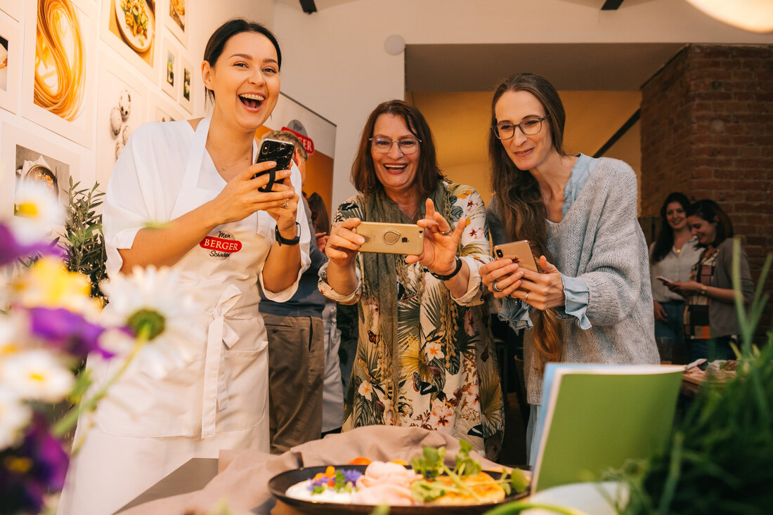 Unter dem Motto „Gutes für die Seele" lud Berger Schinken über 20 namhafte Food-, Mami- und Lifestyleblogger ein, die gemeinsam mit Spitzenköchin Marie-Louise Schweizer Traditions-Gerichte „Insta-tauglich" zubereiteten.