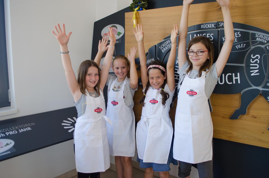 Berger Schinken lud Volksschulkinder zum ersten „Kochkurs für Minis“ ein und kochte gemeinsam nicht nur einfach nachzumachende Speisen, sondern erklärte den Kids auch Wissenswertes aus der Produktion.