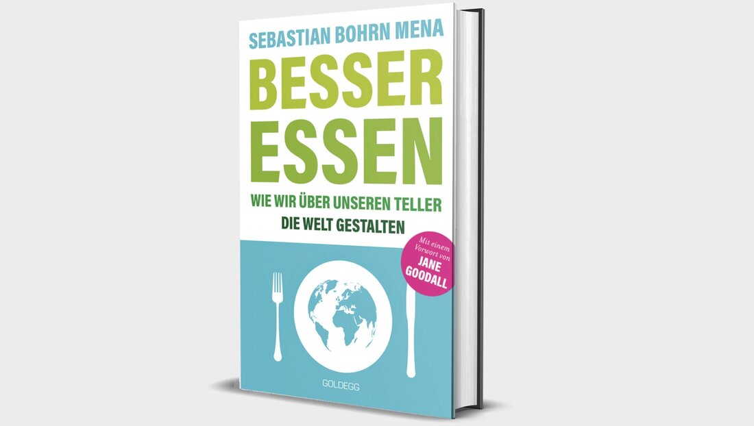 Wenn nicht bekannt ist, woher das Essen auf unseren Tellern kommt, ist es schwieriger, an die Macht der Konsumenten zu appellieren. Darauf weist Sebastian Bohrn Mena hin. Der Ökonom und Publizist, der sich für Menschenrechte, Naturschutz und Tierwohl engagiert, wurde als Initiator des österreichischen Tierschutzvolksbegehrens einer großen Öffentlichkeit bekannt. Welche Schritte jeder Einzelne zur Veränderung beisteuern kann, demonstriert er in seinem Buch „Besser essen – Wie wir über unseren Teller die Welt gestalten“. Auf unseren Tellern liegen viele Probleme Das unbewusste Konsumieren einer Wegwerfgesellschaft zieht Kosten nach sich, die Schäden an Tieren, Umwelt und Klima, den Niedergang der kleinbäuerlichen heimischen …