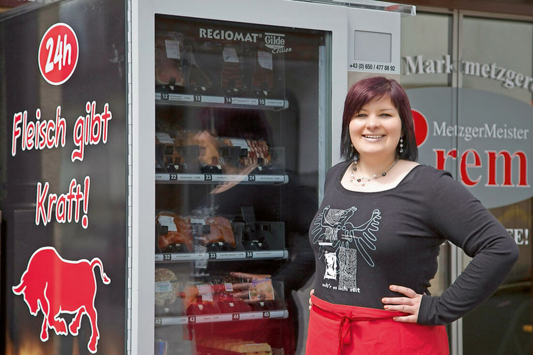 Wir sind im Sommer an den Wochenenden kaum mit dem Befüllen nachgekommen“, sagt Fleischermeister Thomas Prem über den „Blechmetzga“, der seit Juni 2015 vor dem Eingang der Metzgerei Prem in Vomp bei Schwaz steht. Der 24-h-Verkaufsautomat der Zentrag-Eigenmarke Gilde – befüllt mit 25 verschiedenen Artikeln (nicht unwesentlich teurer als im Geschäft) von der vakuumverpackten Grillmischung für vier bis fünf Personen über Schopf, Pute, Hendl, Käsekrainer, Landjäger, Kartoffelsalat, Grillsaucen, Kräuterbutter, Getränke – war die Idee von Tochter Bianca Prem (Bild). Gegen anfänglichen familiären Widerstand setzte die Tiroler Fleischermeisterin die 15.000 Euro teure Investition durch und rührte auf der Facebook-Fanseite der Metzgerei &hellip;